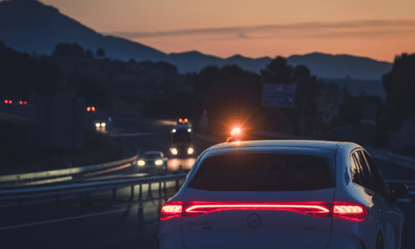 coche señalizando una avería con la baliza v16 LEDONE Connected