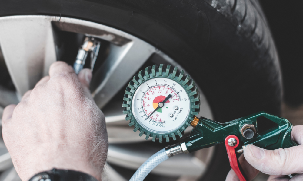 Cómo comprobar la presión de los neumáticos
