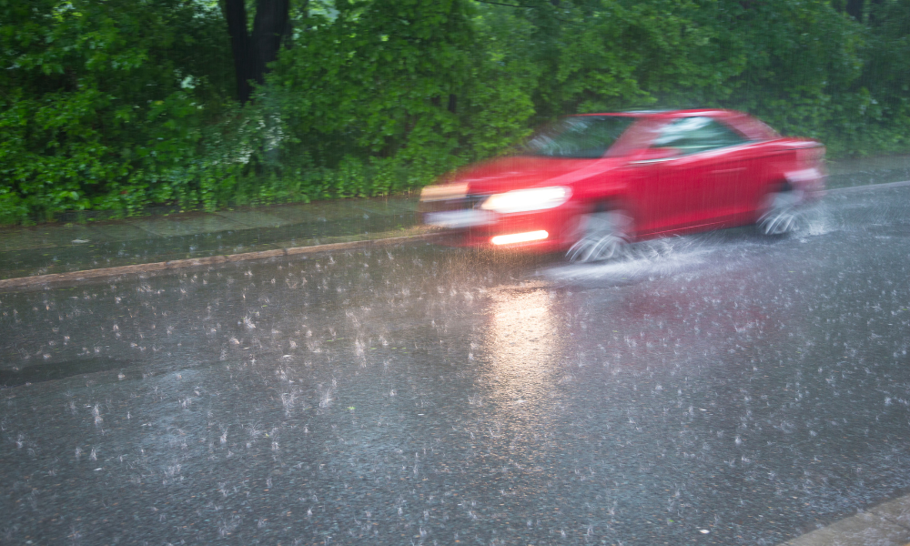 10 trucos para conducir con lluvia y evitar accidentes.