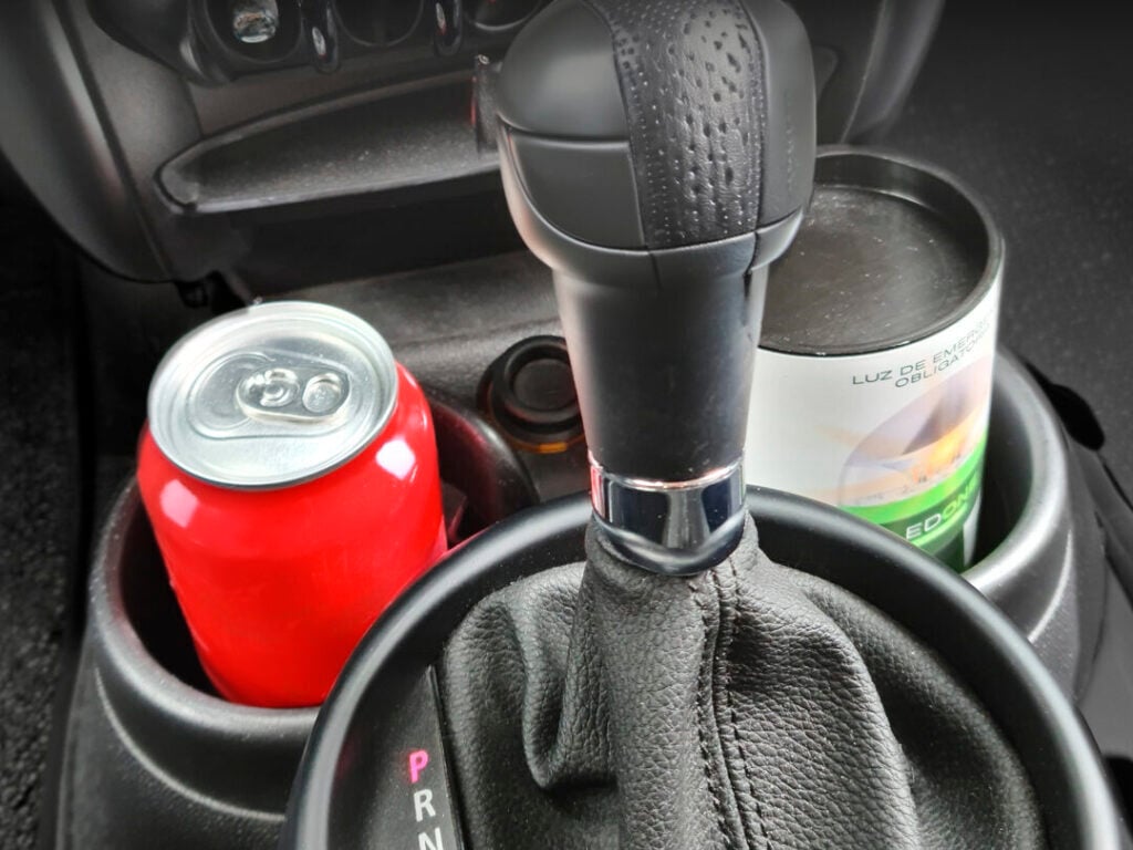 baliza v16 LEDONE Connected en el posavasos del coche preparada para la Operación Salida