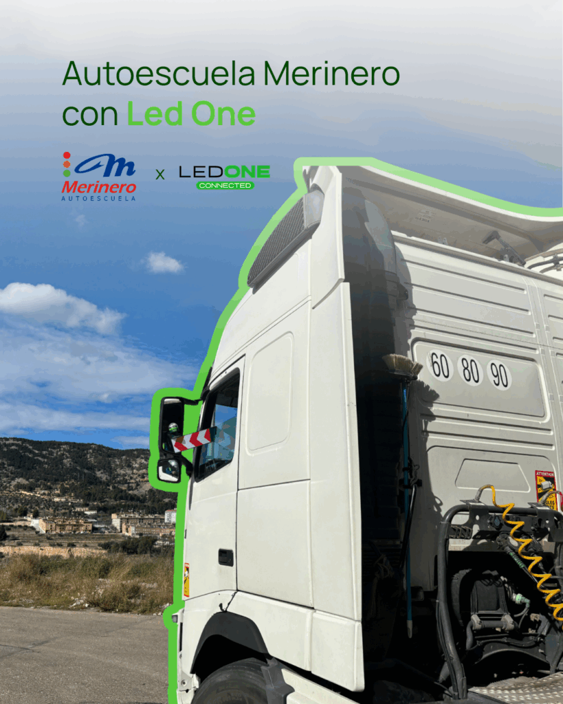 Camión señalizando su ubicación con la luz V16 y el soporte flecha para vehículo industrial de Ledone tras tener una avería