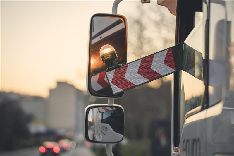 autobús con la flecha y la baliza V16 conectada